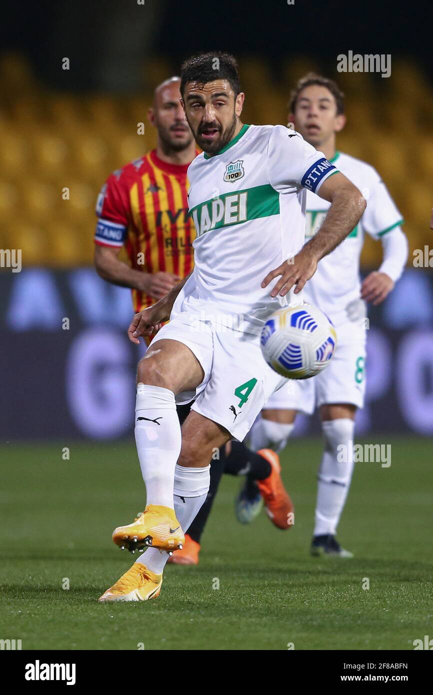 Francesco Magnanelli, le milieu de terrain italien de Sassuolo, contrôle le ballon lors de la série UN match de football entre Benevento et US Sassuolo au stade Ciro Vigorito, à Benevento, en Italie, le 12 avril 2021 Banque D'Images