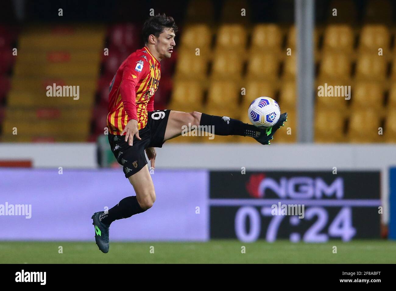 Le défenseur italien Federico Barba de Benevento contrôle le ballon lors de la série UN match de football entre Benevento et US Sassuolo au stade Ciro Vigorito, à Benevento, en Italie, le 12 avril 2021 Banque D'Images