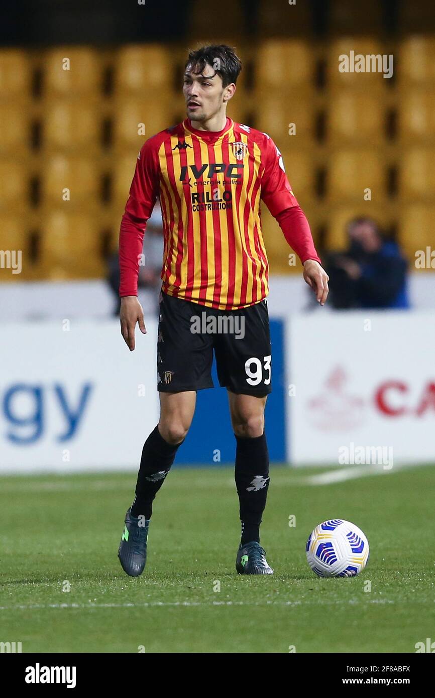 Le défenseur italien Federico Barba de Benevento contrôle le ballon lors de la série UN match de football entre Benevento et US Sassuolo au stade Ciro Vigorito, à Benevento, en Italie, le 12 avril 2021 Banque D'Images