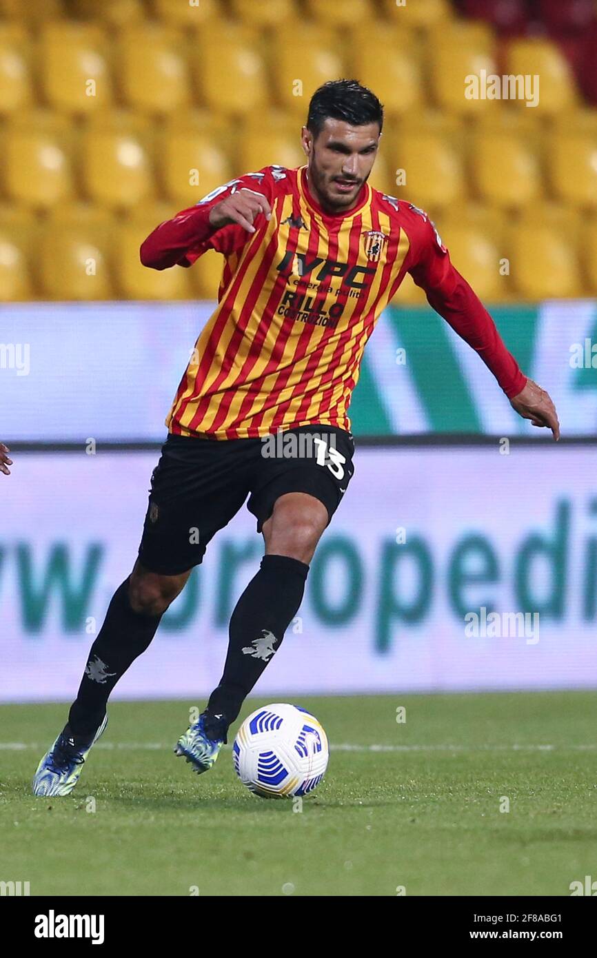 Le défenseur italien Alessandro Tuia de Benevento contrôle le ballon lors de la série UN match de football entre Benevento et US Sassuolo au stade Ciro Vigorito, à Benevento, en Italie, le 12 avril 2021 Banque D'Images