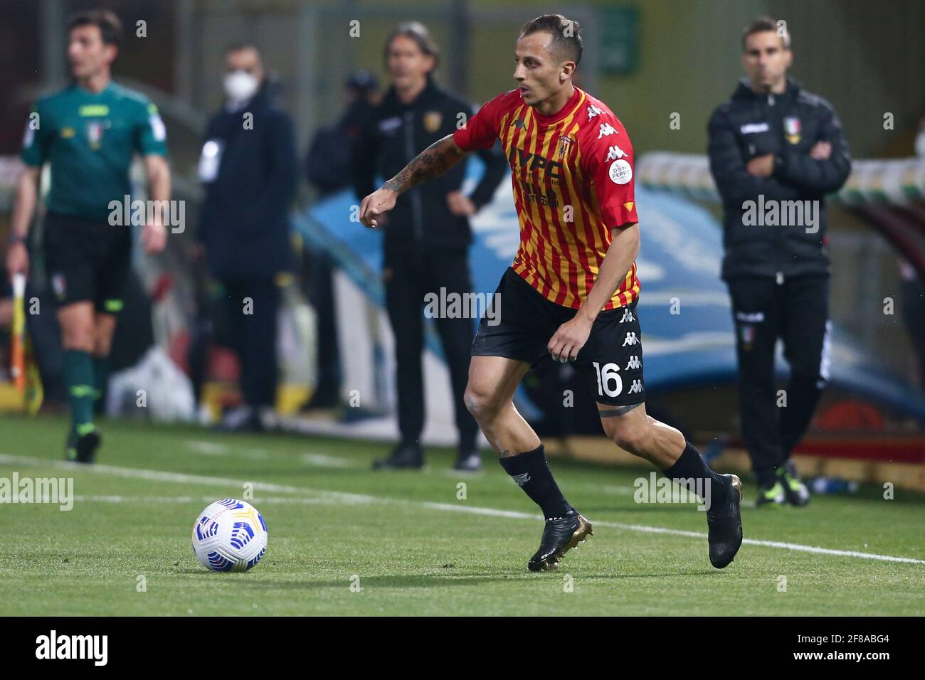 Le buteur italien de Benevento, Riccardo Improta, contrôle le ballon lors de la série UN match de football entre Benevento et US Sassuolo au stade Ciro Vigorito, à Benevento, en Italie, le 12 avril 2021 Banque D'Images