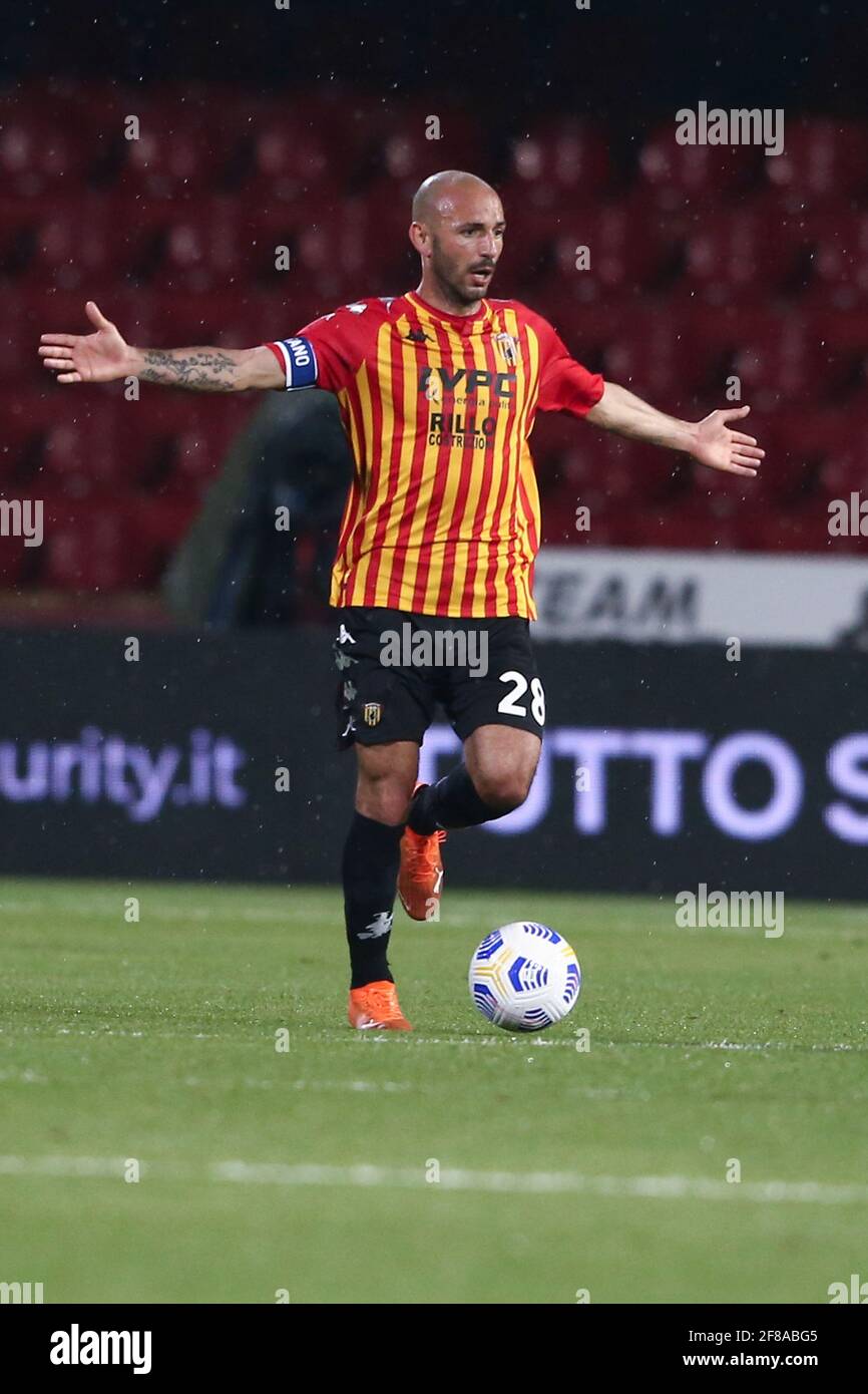 Le milieu de terrain italien de Benevento, Pasquale Schiattarella, contrôle le ballon lors de la série UN match de football entre Benevento et US Sassuolo au stade Ciro Vigorito, à Benevento, en Italie, le 12 avril 2021 Banque D'Images