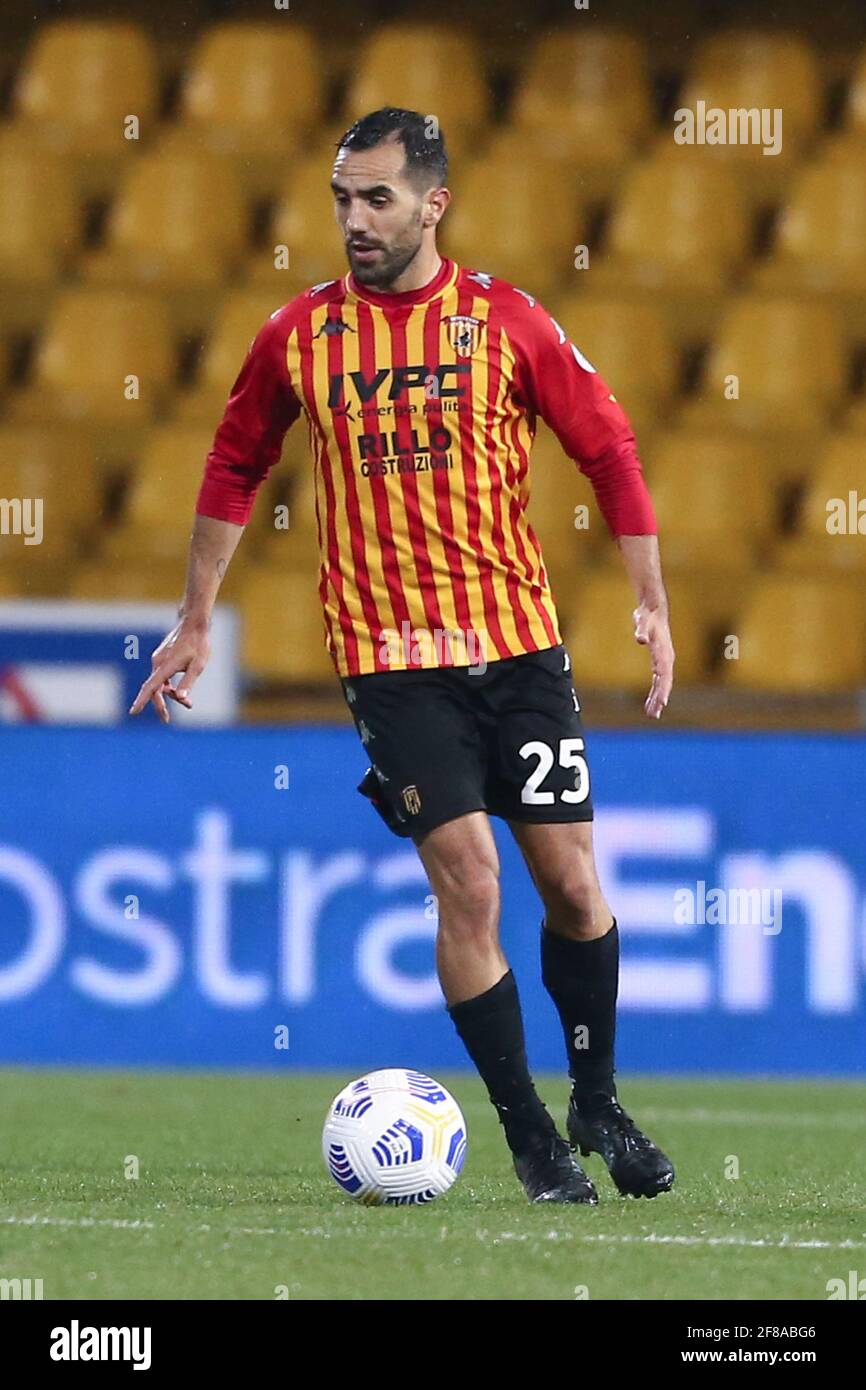 Marco Sau, l'attaquant italien de Benevento, contrôle le ballon lors de la série UN match de football entre Benevento et US Sassuolo au stade Ciro Vigorito, à Benevento, en Italie, le 12 avril 2021 Banque D'Images
