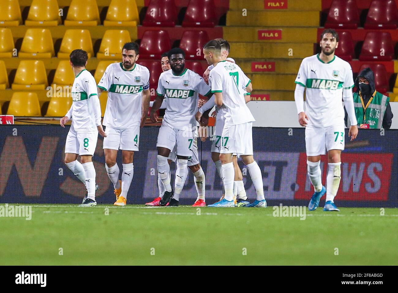 Jeremie Boga, l'attaquant ivoirien de Sassuolo, célèbre après avoir marquant un but lors du match de football Serie A entre Benevento et US Sassuolo au stade Ciro Vigorito, à Benevento, en Italie, le 12 avril 2021 Banque D'Images