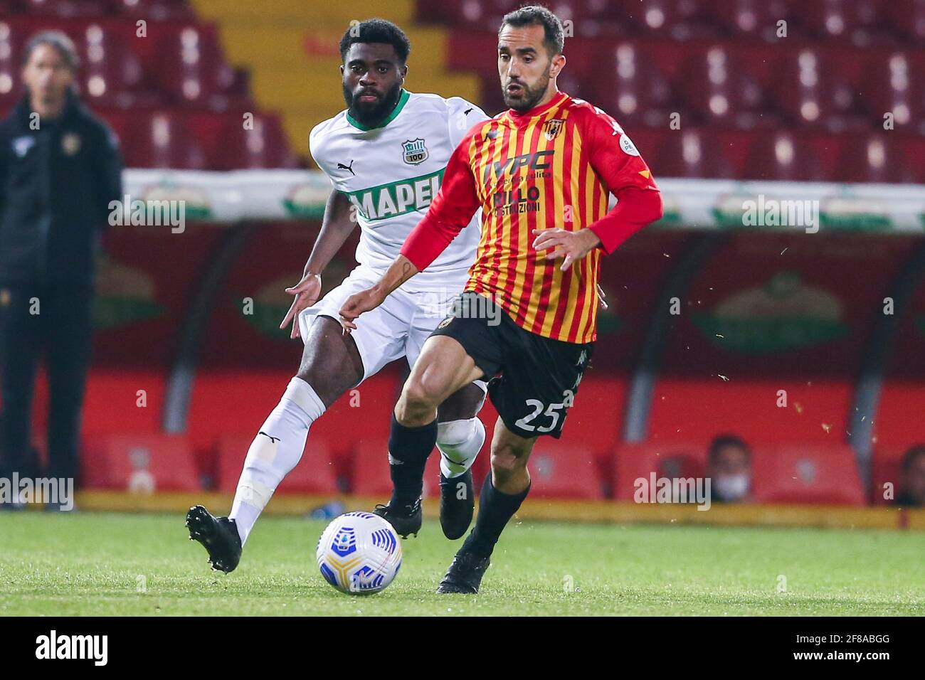Marco Sau, l'attaquant italien de Benevento, contrôle le ballon lors de la série UN match de football entre Benevento et US Sassuolo au stade Ciro Vigorito, à Benevento, en Italie, le 12 avril 2021 Banque D'Images