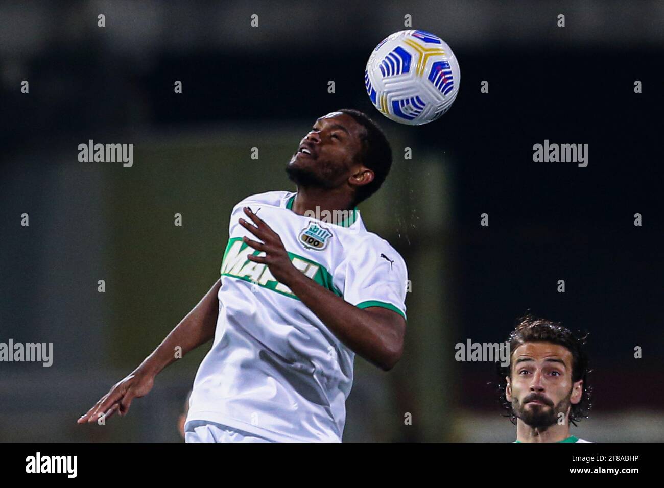Le défenseur brésilien Marlon de Sassuolo contrôle le ballon lors du match de football de la série A entre Benevento et US Sassuolo au stade Ciro Vigorito, à Benevento, en Italie, le 12 avril 2021 Banque D'Images