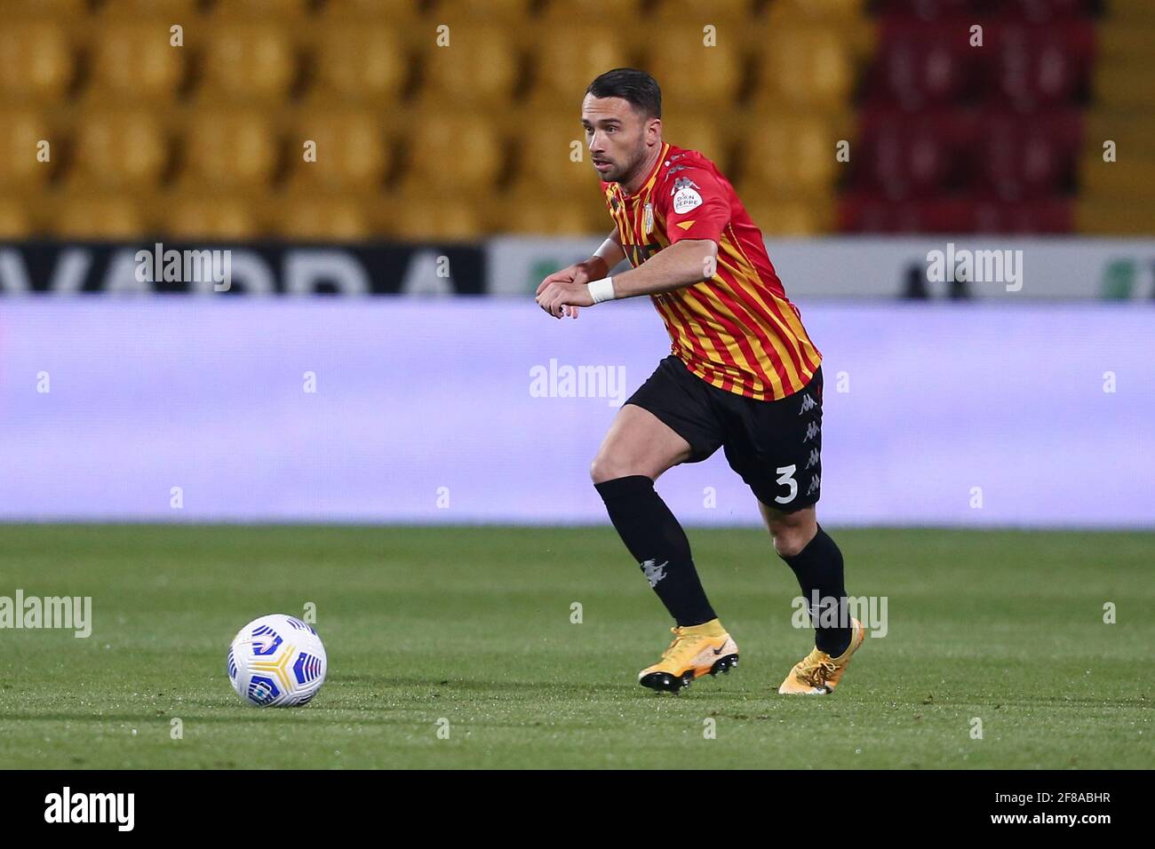 Le défenseur italien de Benevento, Gaetano Letizia, contrôle le ballon lors de la série UN match de football entre Benevento et US Sassuolo au stade Ciro Vigorito, à Benevento, en Italie, le 12 avril 2021 Banque D'Images