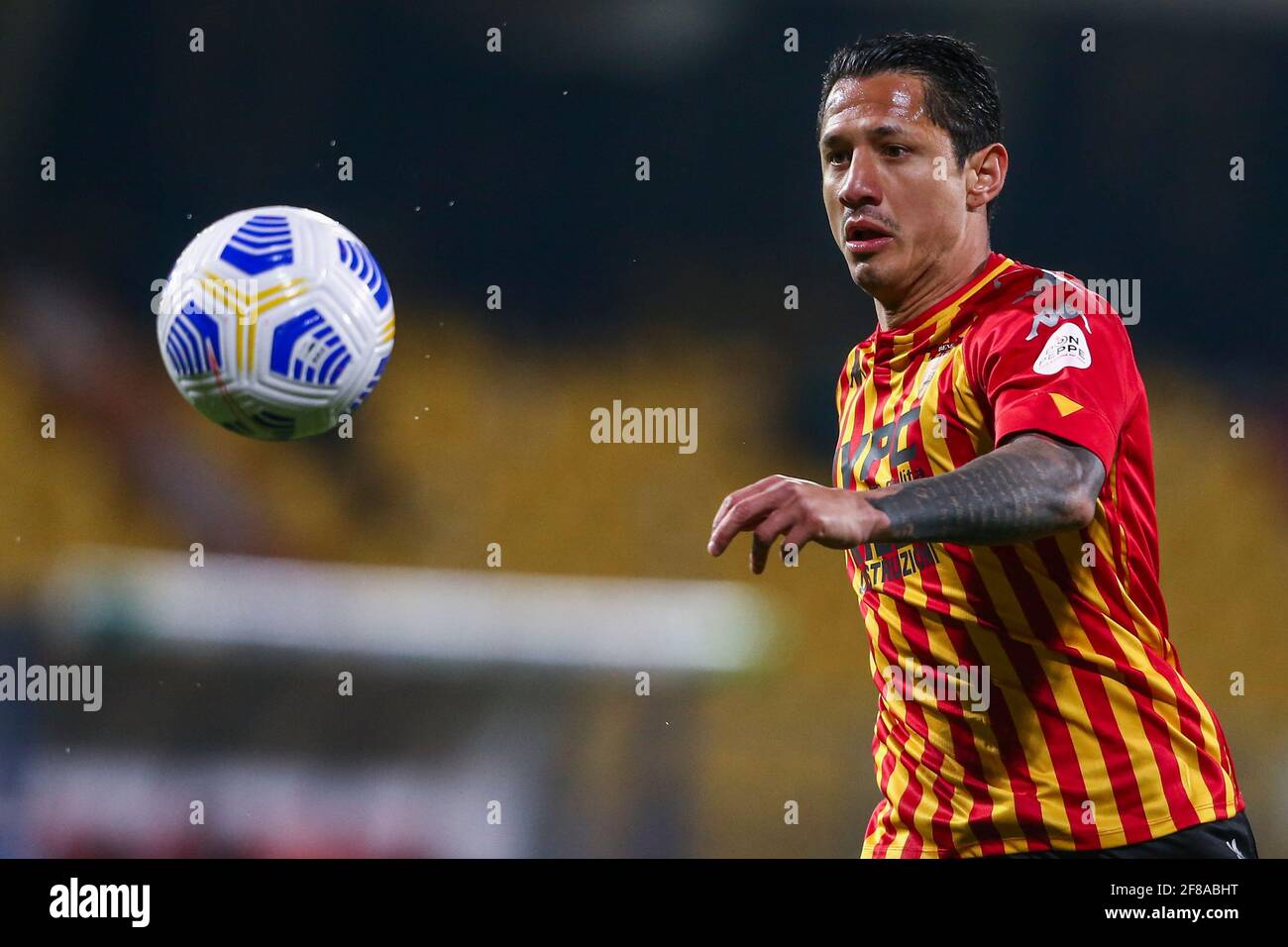 L'attaquant italien de Benevento, Gianluca Lapadula, contrôle le ballon lors de la série UN match de football entre Benevento et US Sassuolo au stade Ciro Vigorito, à Benevento, en Italie, le 12 avril 2021 Banque D'Images