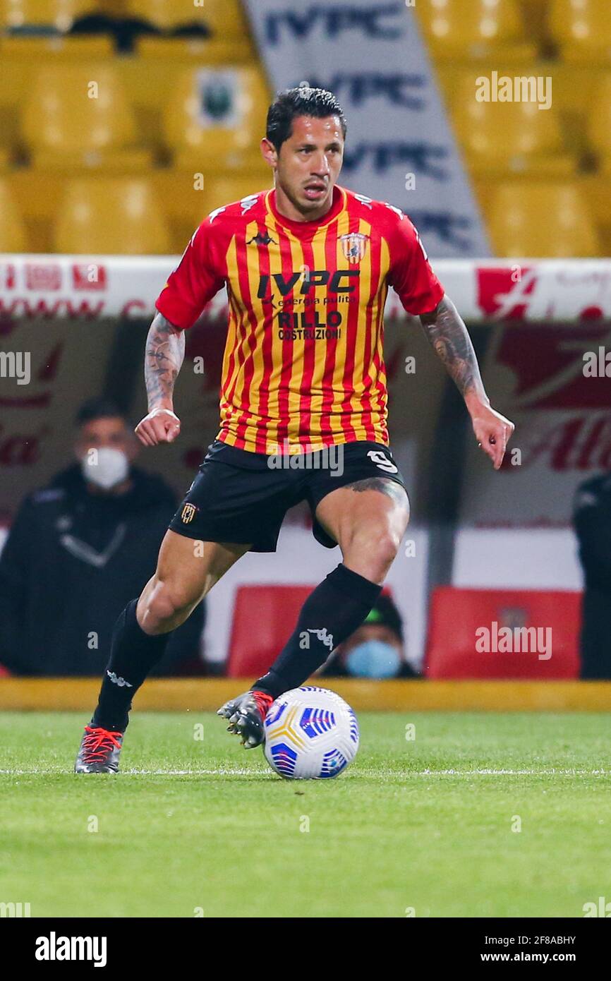 L'attaquant italien de Benevento, Gianluca Lapadula, contrôle le ballon lors de la série UN match de football entre Benevento et US Sassuolo au stade Ciro Vigorito, à Benevento, en Italie, le 12 avril 2021 Banque D'Images