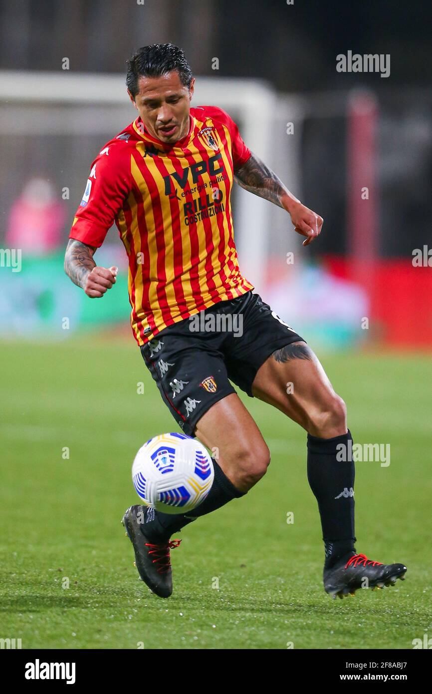 L'attaquant italien de Benevento, Gianluca Lapadula, contrôle le ballon lors de la série UN match de football entre Benevento et US Sassuolo au stade Ciro Vigorito, à Benevento, en Italie, le 12 avril 2021 Banque D'Images