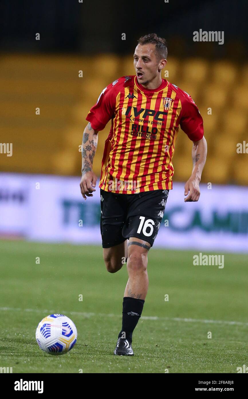 Le buteur italien de Benevento, Riccardo Improta, contrôle le ballon lors de la série UN match de football entre Benevento et US Sassuolo au stade Ciro Vigorito, à Benevento, en Italie, le 12 avril 2021 Banque D'Images
