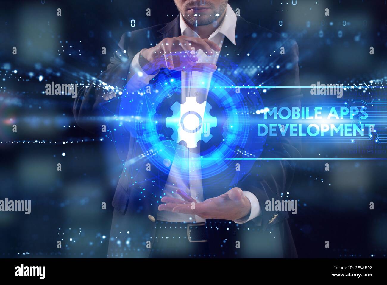 Concept commercial, technologique, Internet et réseau. Jeune homme d'affaires travaillant sur un écran virtuel du futur et voit l'inscription: Applications mobiles Banque D'Images