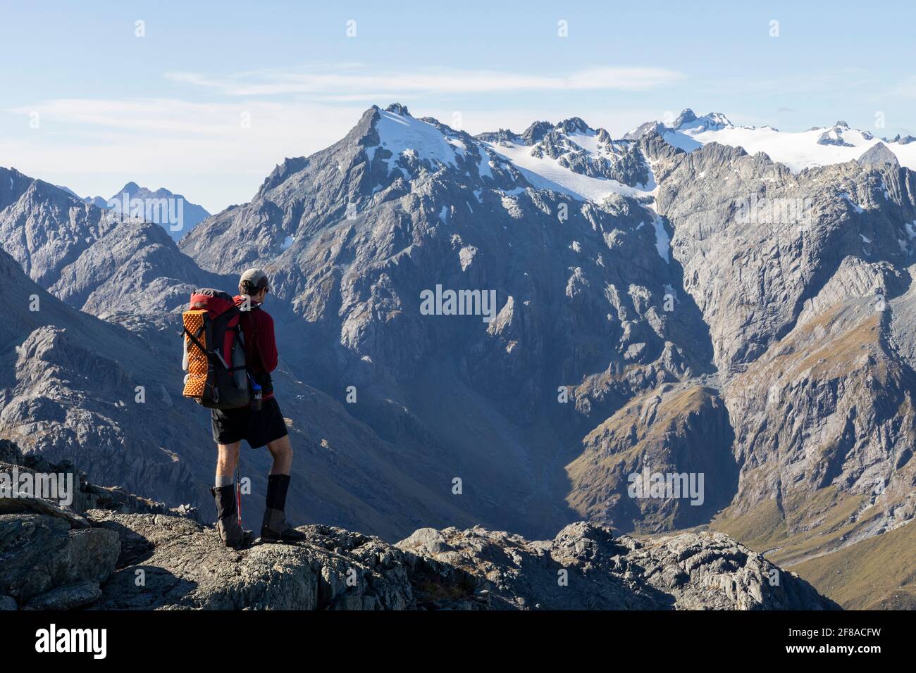 Randonneur dans les Alpes du Sud, Nouvelle-Zélande Banque D'Images
