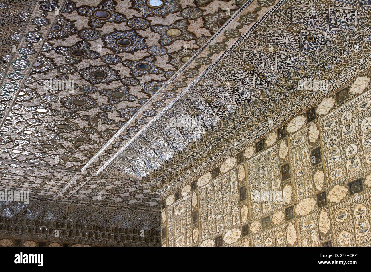 Beau plafond miroir à fort Amber, Amer, Rajasthan, Inde Banque D'Images