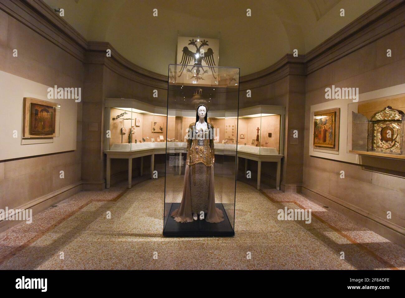 L'exposition met Gala 2018 Heavenly Bodies Fashion and the Catholic imagination, tenue au Metropolitan Museum of Art de New York, le lundi 7 mai 2018. Photo de Jennifer Graylock-Graylock.com Banque D'Images