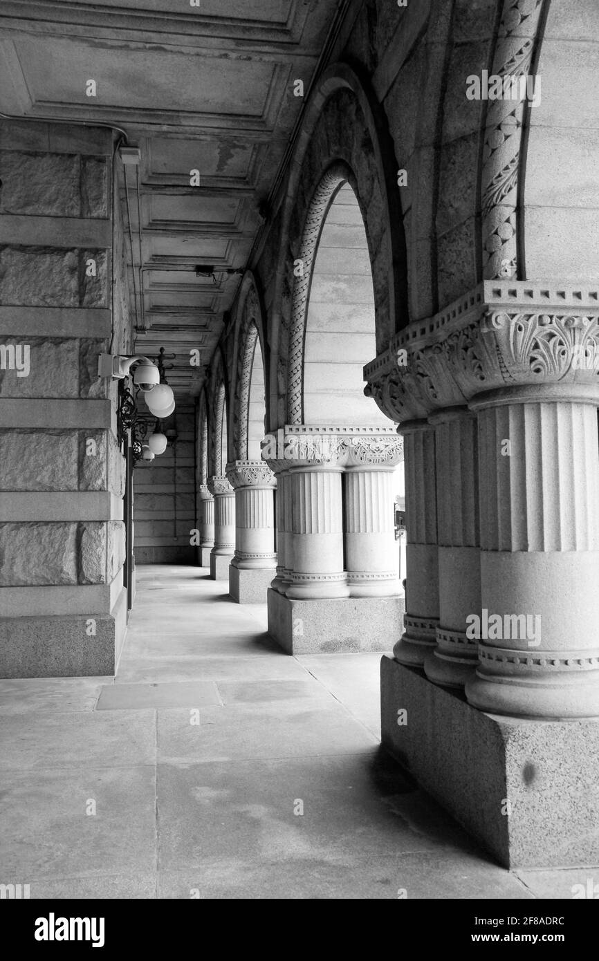 Noir et blanc des colonnes et des arches décoratives sur le bâtiment À Milwaukee WI Banque D'Images