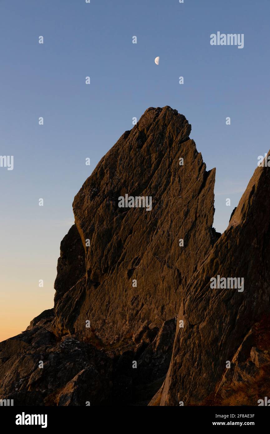 Lune au-dessus de Rocky Mountain Peak Banque D'Images