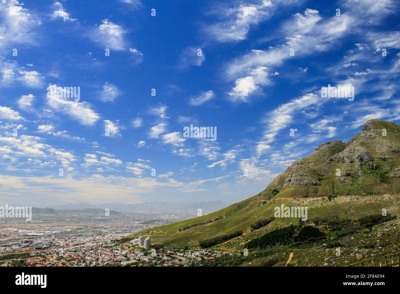 Vue sur le Cap au pied de la montagne avec le Lions Head de Big Table Mountain en Afrique du Sud Banque D'Images
