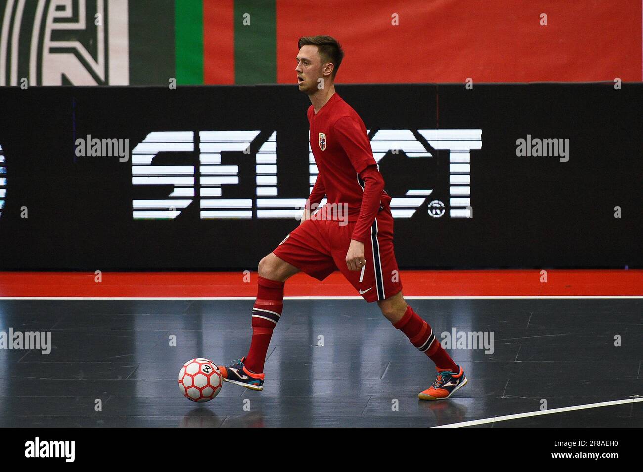 Christopher Moen de Norvège vu en action lors du match de qualification de l'UEFA Futsal Euro 2022 Groupe 8 entre la Norvège et le Portugal au Pavilhão Municipal da Torre da Marinha à Seixal.(score final : Norvège 1:7 Portugal) Banque D'Images