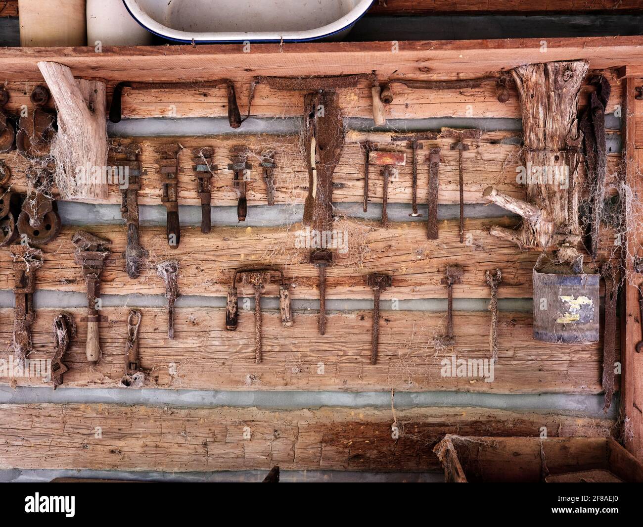 Ancien Atelier Avec De Vieux Outils De Travail Accroché Sur Le Mur