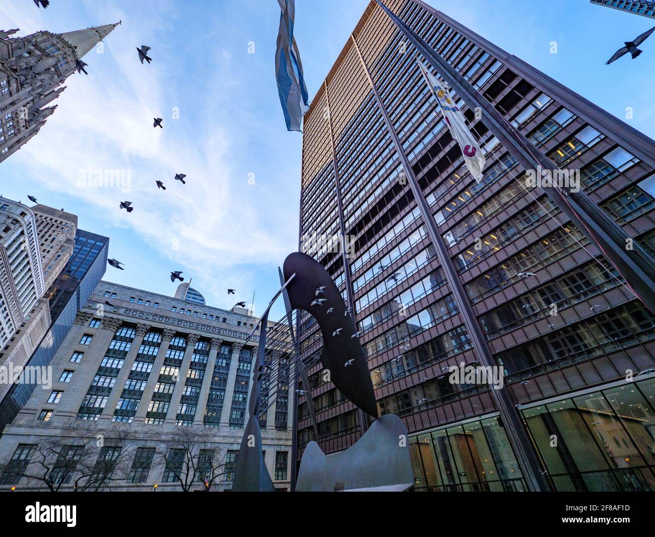 Daley Plaza Chicago. Pigeons en vol et sculpture Picasso Banque D'Images