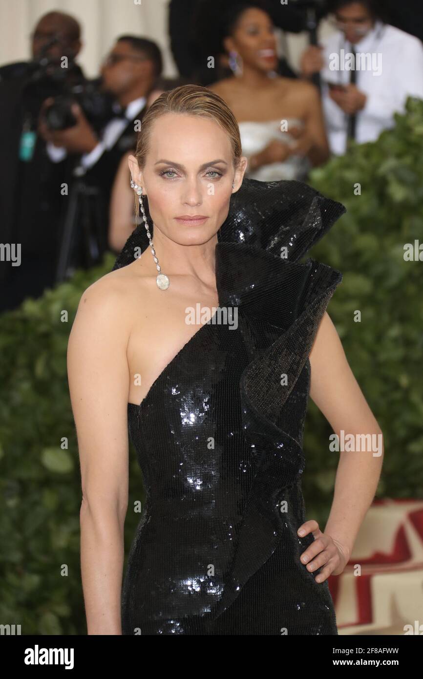 La Valette d'ambre portant Saint Laurent arrive au Gala Heavenly Bodies de 2018 du met Costume, qui s'est tenu au Metropolitan Museum of Art de New York, le lundi 7 mai 2018. Photo de Jennifer Graylock-Graylock.com 917-519-7666 Banque D'Images