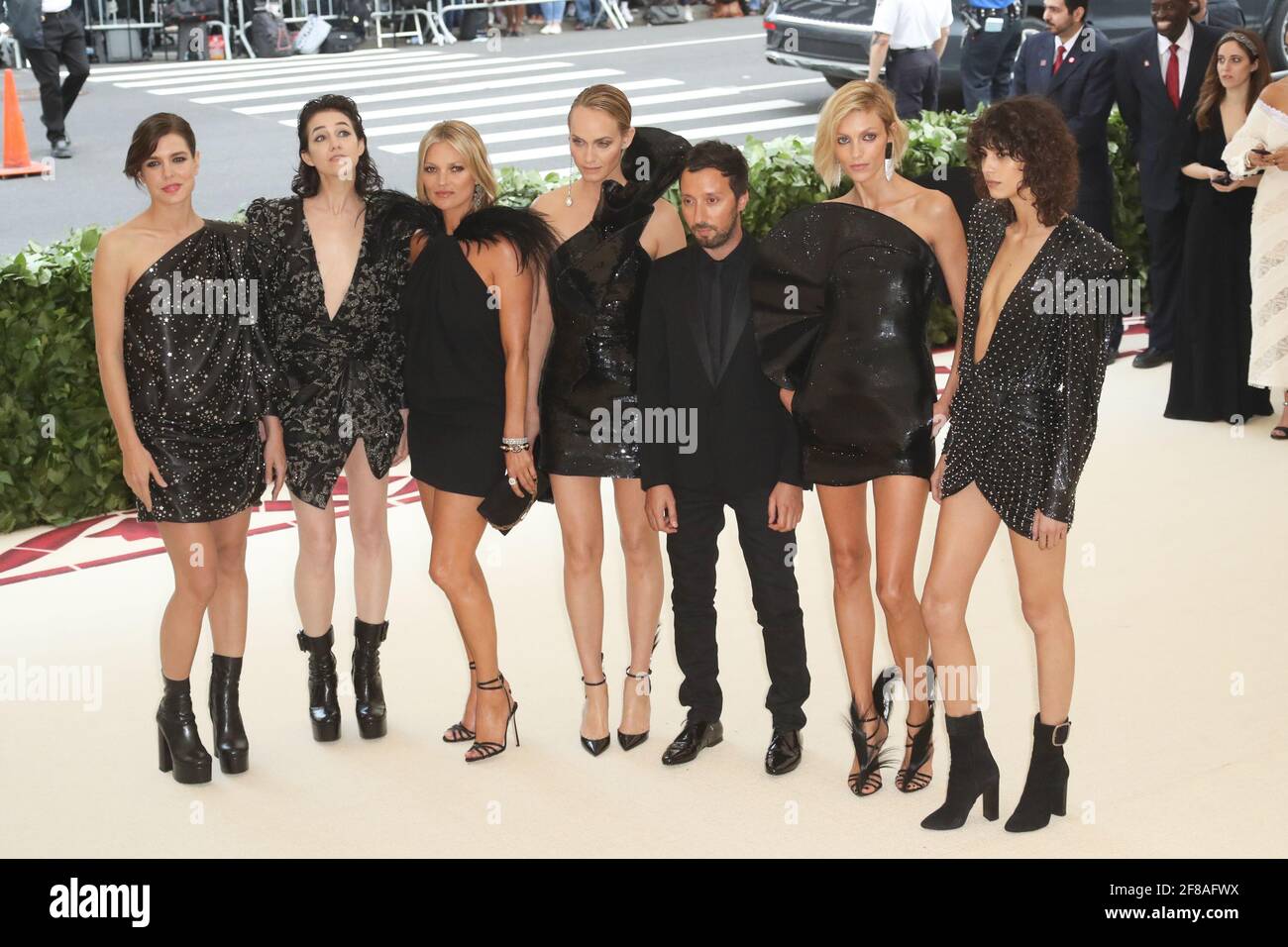 Mica Arganaraz, Anja Rubik, Anthony Vaccarello, Amber Valletta, Kate Moss, Charlotte Casiraghi et Charlotte Gainsbourg vêtue de Saint Laurent arrivent au Gala Heavenly Bodies de 2018 du met Costume, qui s'est tenu au Metropolitan Museum of Art de New York, le lundi 7 mai 2018. Photo de Jennifer Graylock-Graylock.com 917-519-7666 Banque D'Images