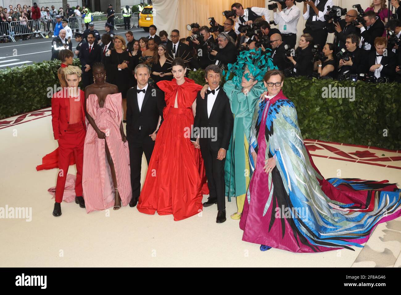 Troye Sivan, Adut Akech, Adam Shulman, Anne Hathaway, Pierpaolo Piccioli, Frances McDormand, Hamish Bowles lors de la rencontre de 2018 de Gala Costume Heavenly Bodies, tenue au Metropolitan Museum of Art de New York, le lundi 7 mai 2018. Photo de Jennifer Graylock-Graylock.com 917-519-7666 Banque D'Images