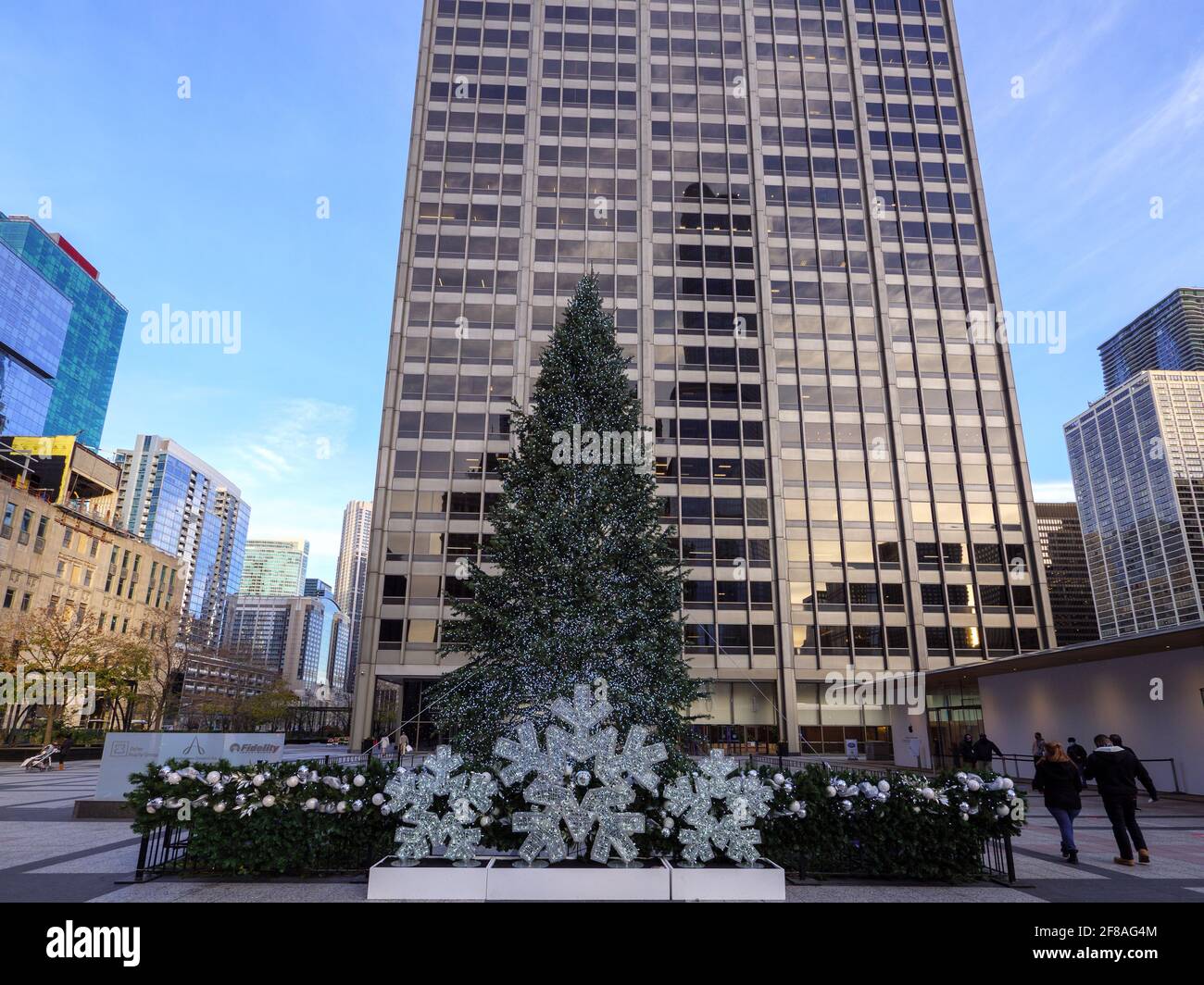 Décorations de Noël. 401 N Michigan Building, Pioneer court, Chicago, Illinois. Banque D'Images