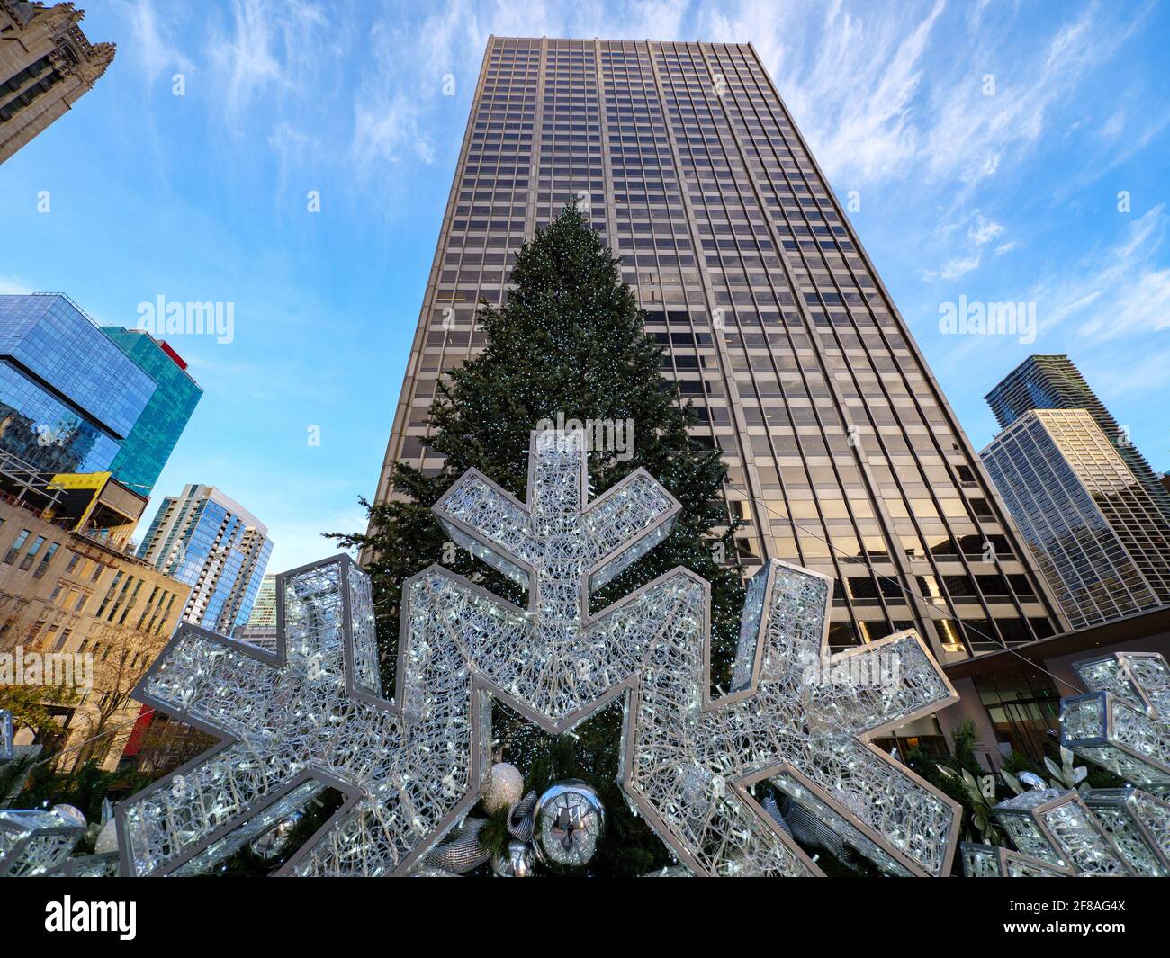 Décorations de Noël. 401 N Michigan Building, Pioneer court, Chicago, Illinois. Banque D'Images
