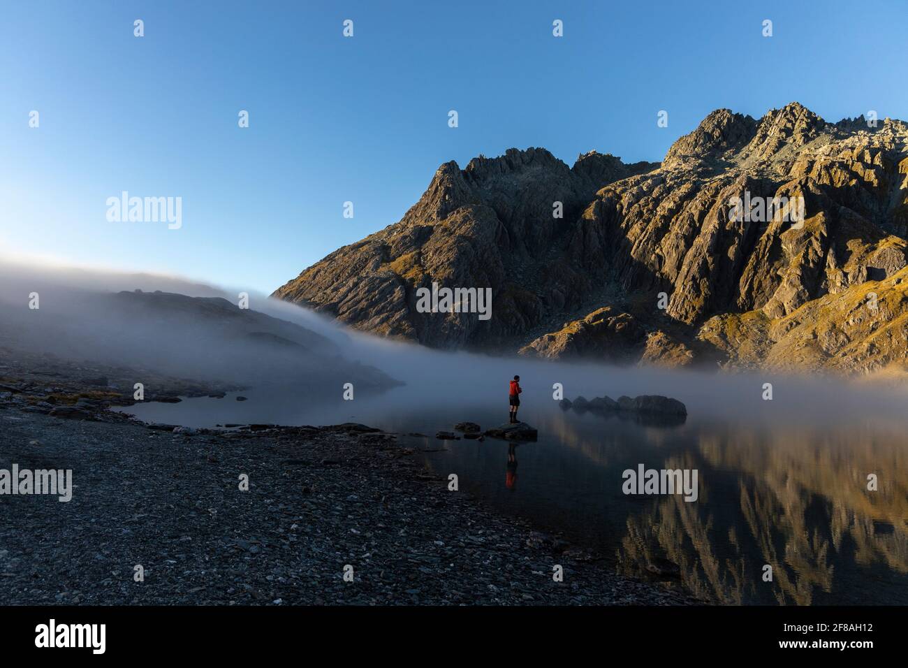 Figure seule au lac Nerine, Nouvelle-Zélande Banque D'Images