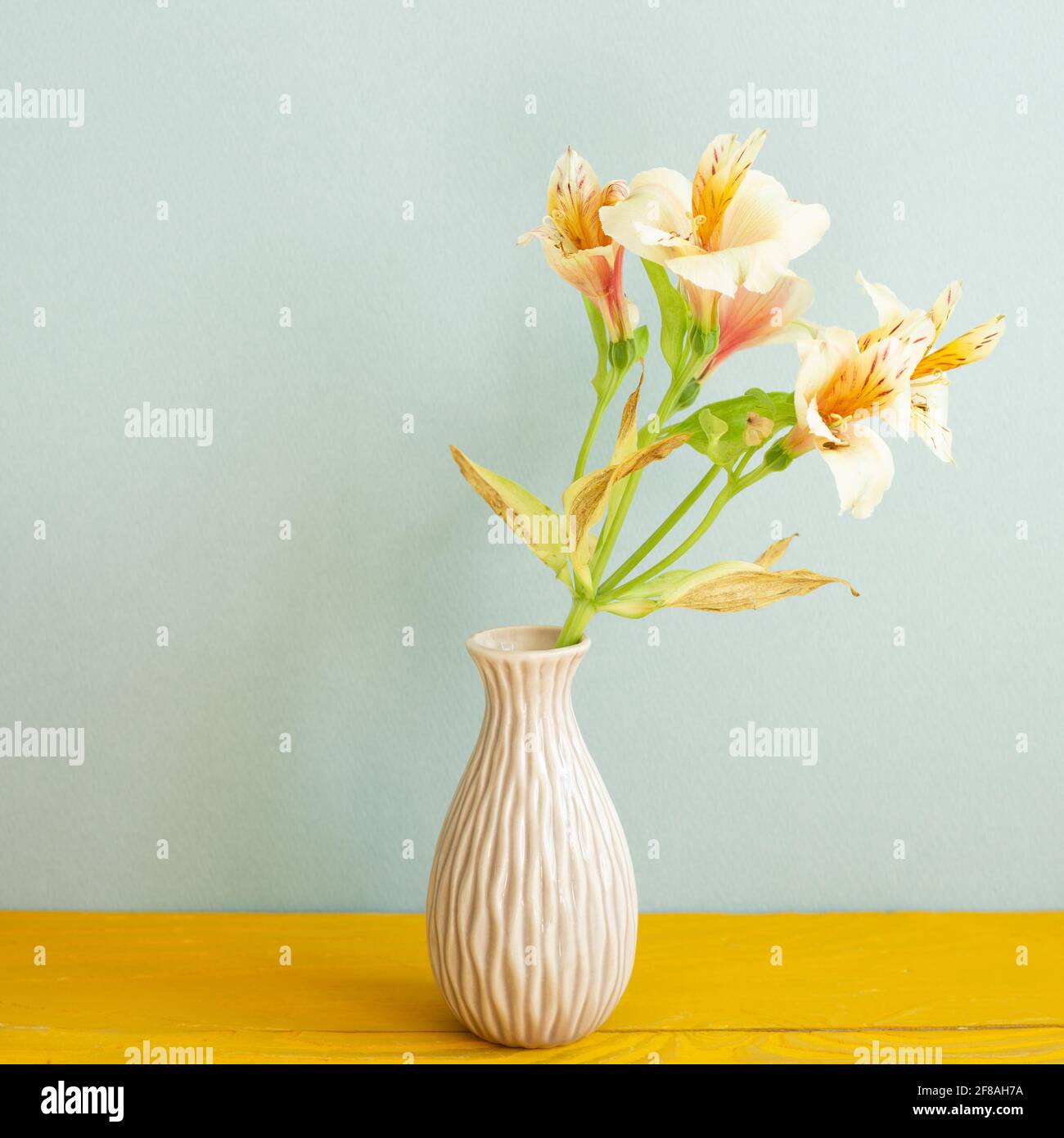 Vase de fleurs jaunes d'alstroemeria sur table en bois. Intérieur de la maison Banque D'Images