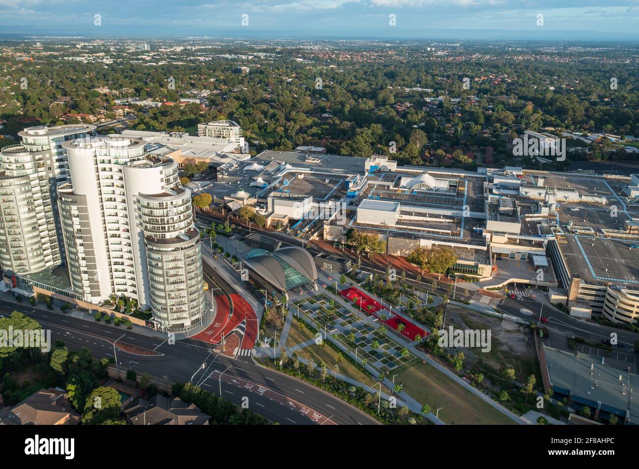 Vue aérienne de Castle Hill avec station de métro, centre commercial et appartements de plusieurs étages à proximité. Banque D'Images