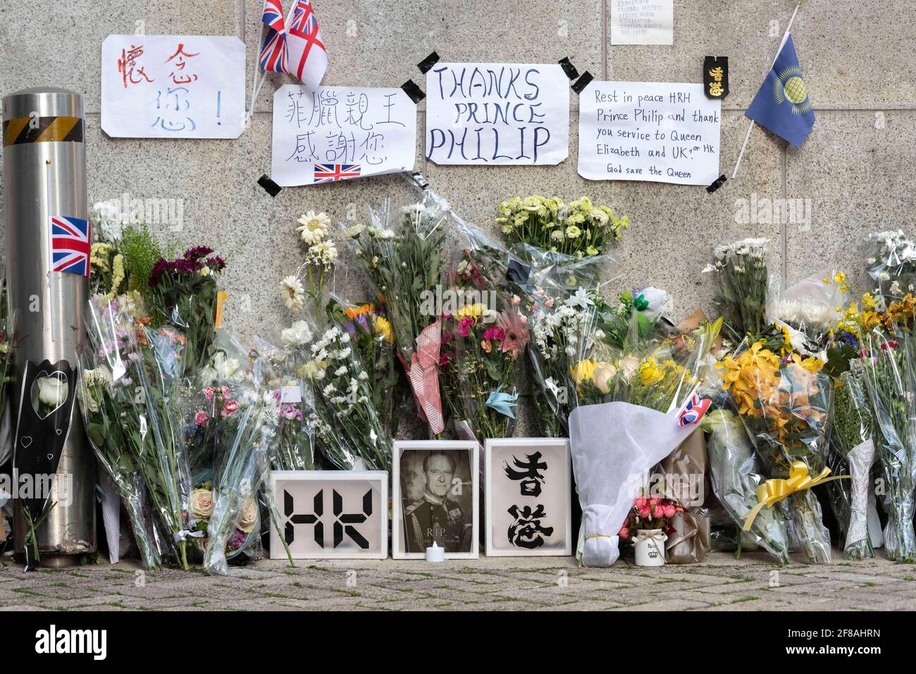 Hong Kong, Hong Kong, Chine. 13 avril 2021. Fleurs et hommages au prince Philip, duc d'Édimbourg placé à l'extérieur des bureaux du consulat général britannique à Admiralty Hong Kong. Le mari de la reine Elizabeth II, âgé de 99 ans, est décédé le 9 avril 2021 au château de Windsor.en tant qu'ancienne colonie britannique, de nombreux citoyens de Hong Kong ont encore de bons souvenirs de leurs relations avec les Britanniques. Crédit : Jayne Russell/ZUMA Wire/Alay Live News Banque D'Images