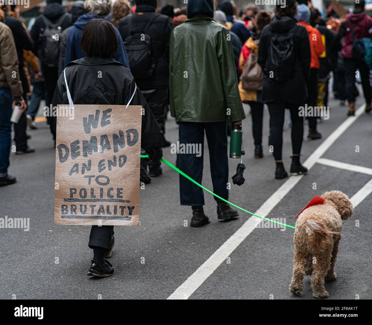 New York, États-Unis. 12 avril 2021. Un petit groupe de manifestants est descendu dans les rues de New York après la fusillade et le meurtre de Duante Wright par un policier de Minneapolis. (Photo de Steve Sanchez/Pacific Press) Credit: Pacific Press Media production Corp./Alay Live News Banque D'Images