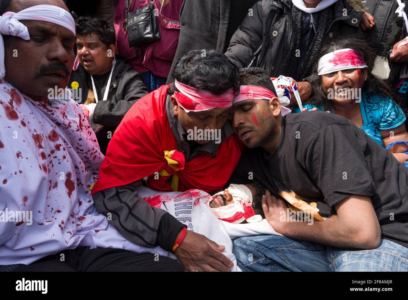 Tamouls protestant contre la guerre civile en cours entre le gouvernement sri-lankais et les Tigres tamouls. Un certain nombre de manifestants portaient des bandages et prétendaient être blessés pour représenter les victimes civiles de la guerre. Le gouvernement sri-lankais a annoncé la défaite des Tigres tamouls le 16 mai 2009, après 26 années de conflit. Parliament Square, Londres, Royaume-Uni. 18 mai 2009 Banque D'Images