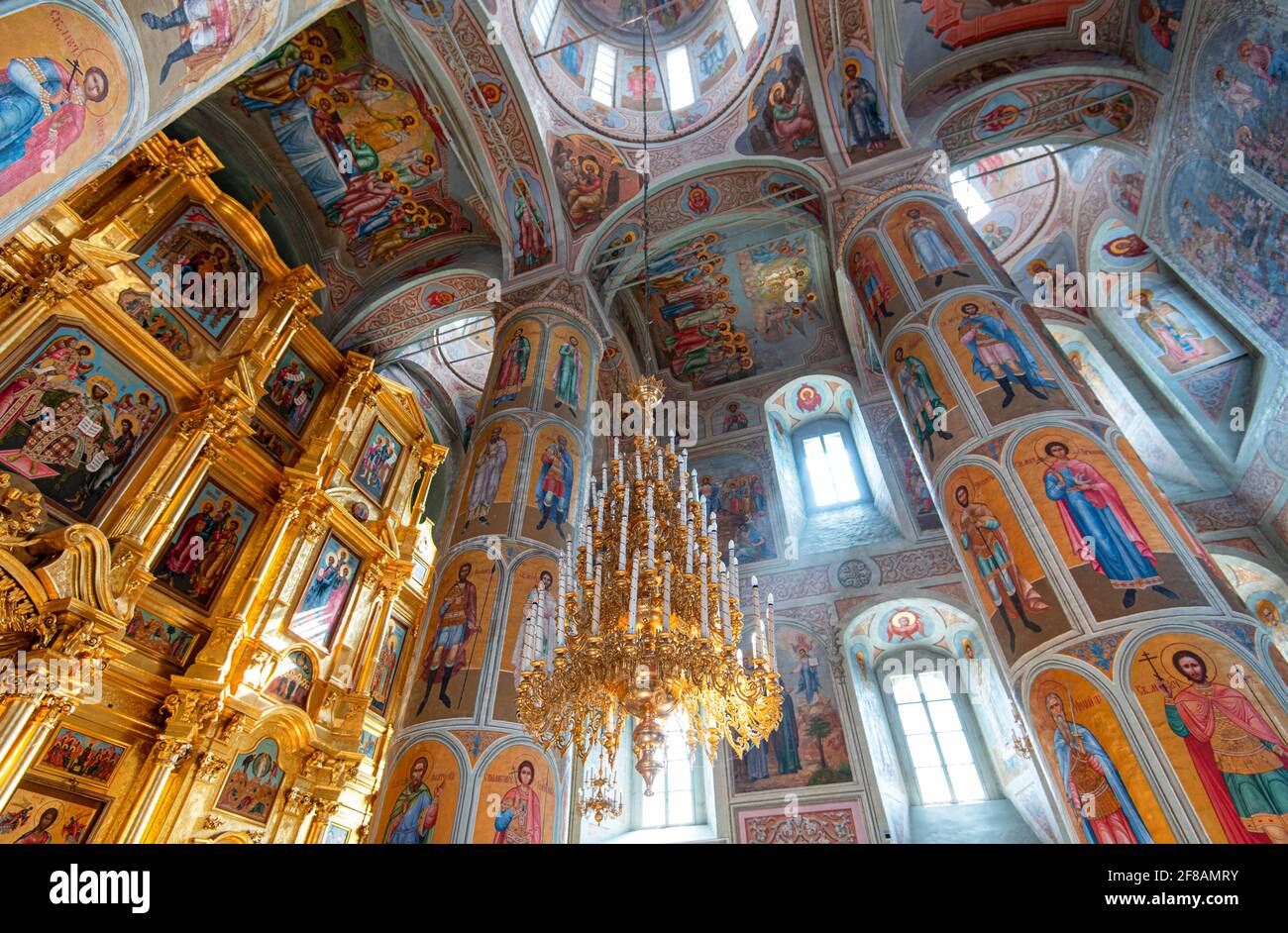 KOLOMNA - APR 11: Intérieur avec iconostase, icônes, et modèle traditionnel russe dans l'église orthodoxe de Kolomna, avril 11. 2021 en Russie Banque D'Images