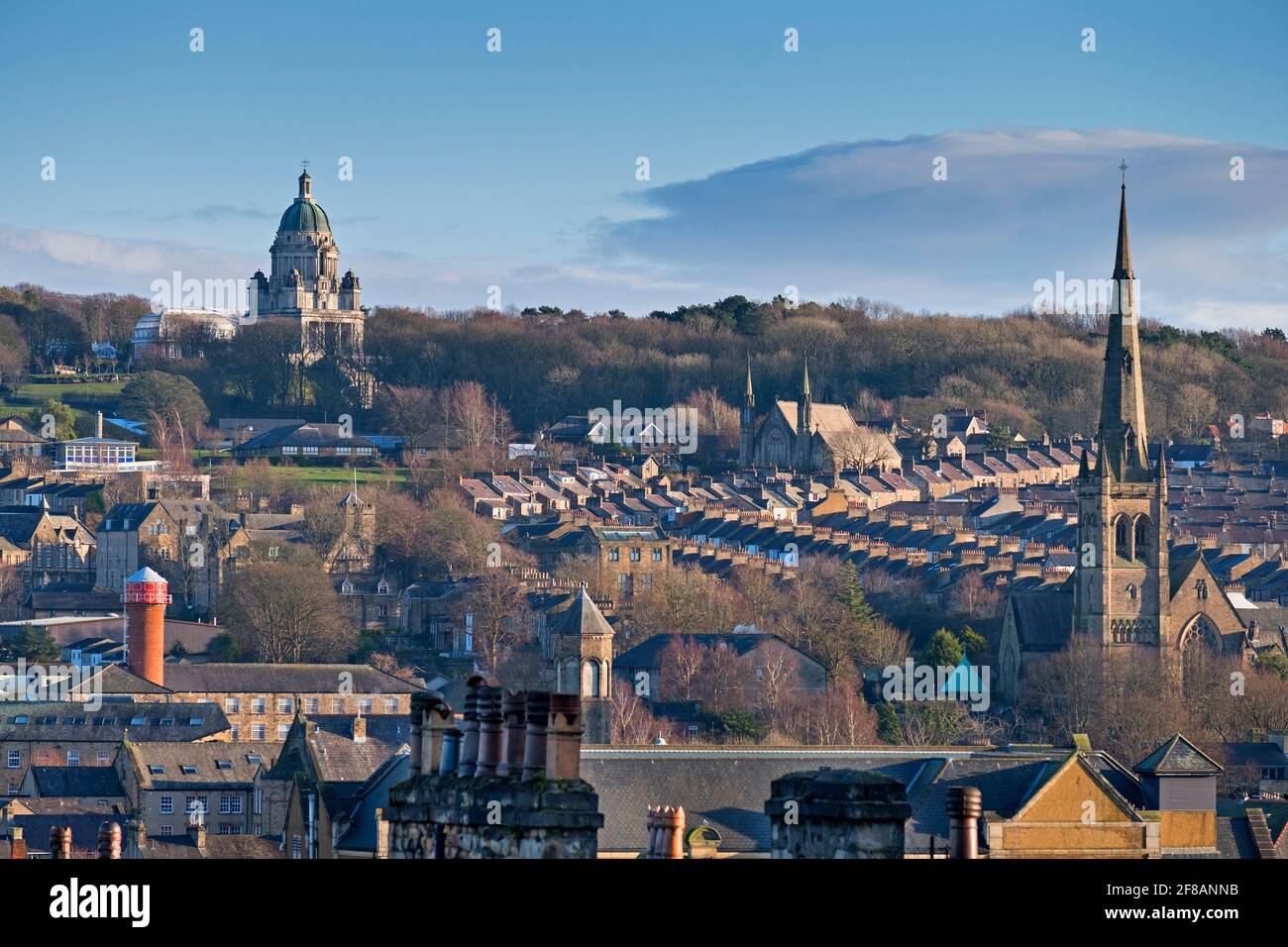 Vue sur la ville et la cathédrale et le mémorial Ashton. Lancaster Lancashire Royaume-Uni Banque D'Images