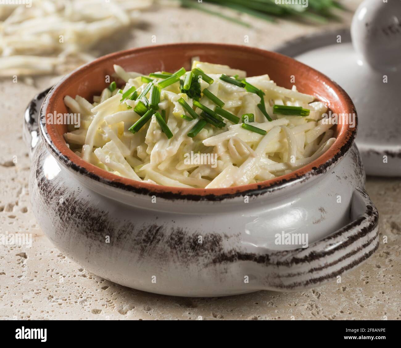 Rémoulade de céleri-rave. Salade de racines de céleri dans de la mayonnaise à la moutarde. Banque D'Images