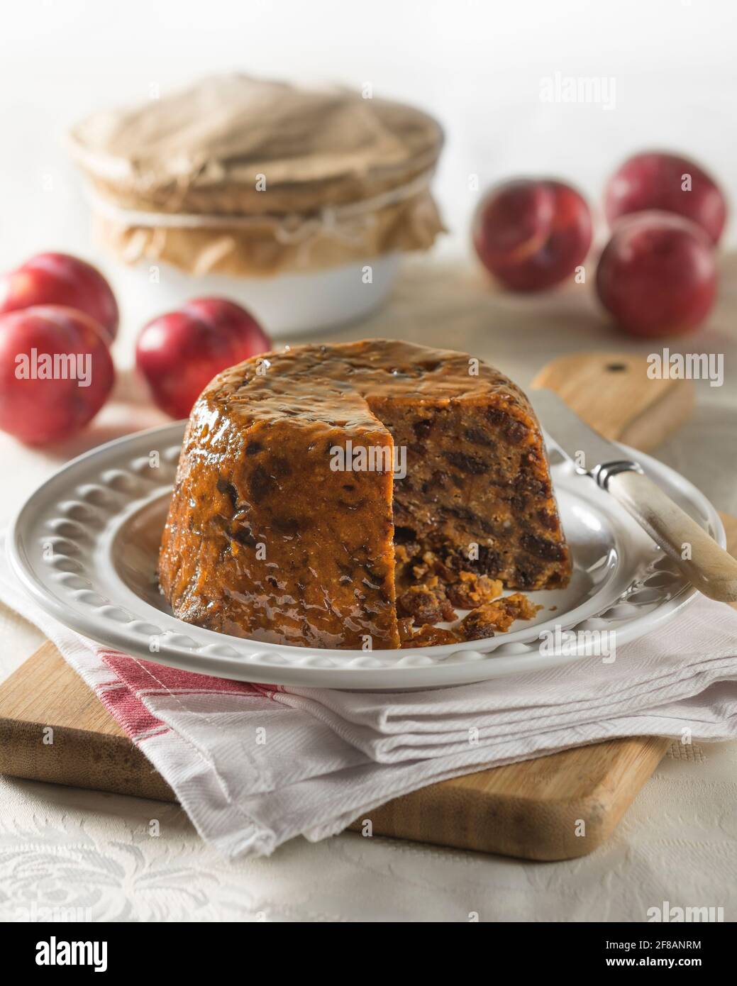 Duff prune. Pudding aux fruits à la vapeur. Cuisine traditionnelle Royaume-Uni Banque D'Images