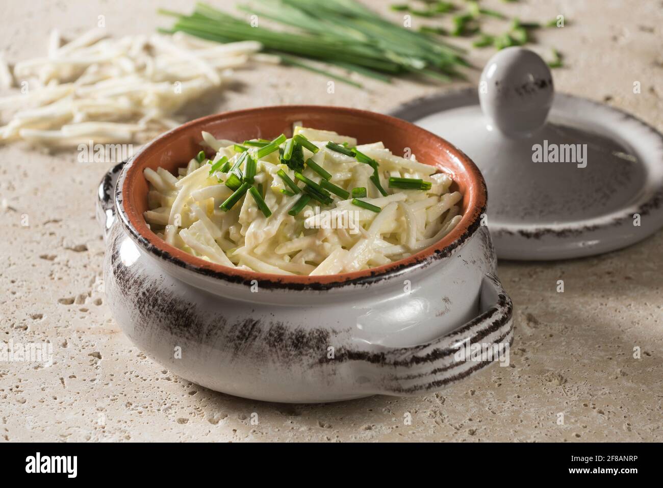 Rémoulade de céleri-rave. Salade de racines de céleri dans de la mayonnaise à la moutarde. Banque D'Images