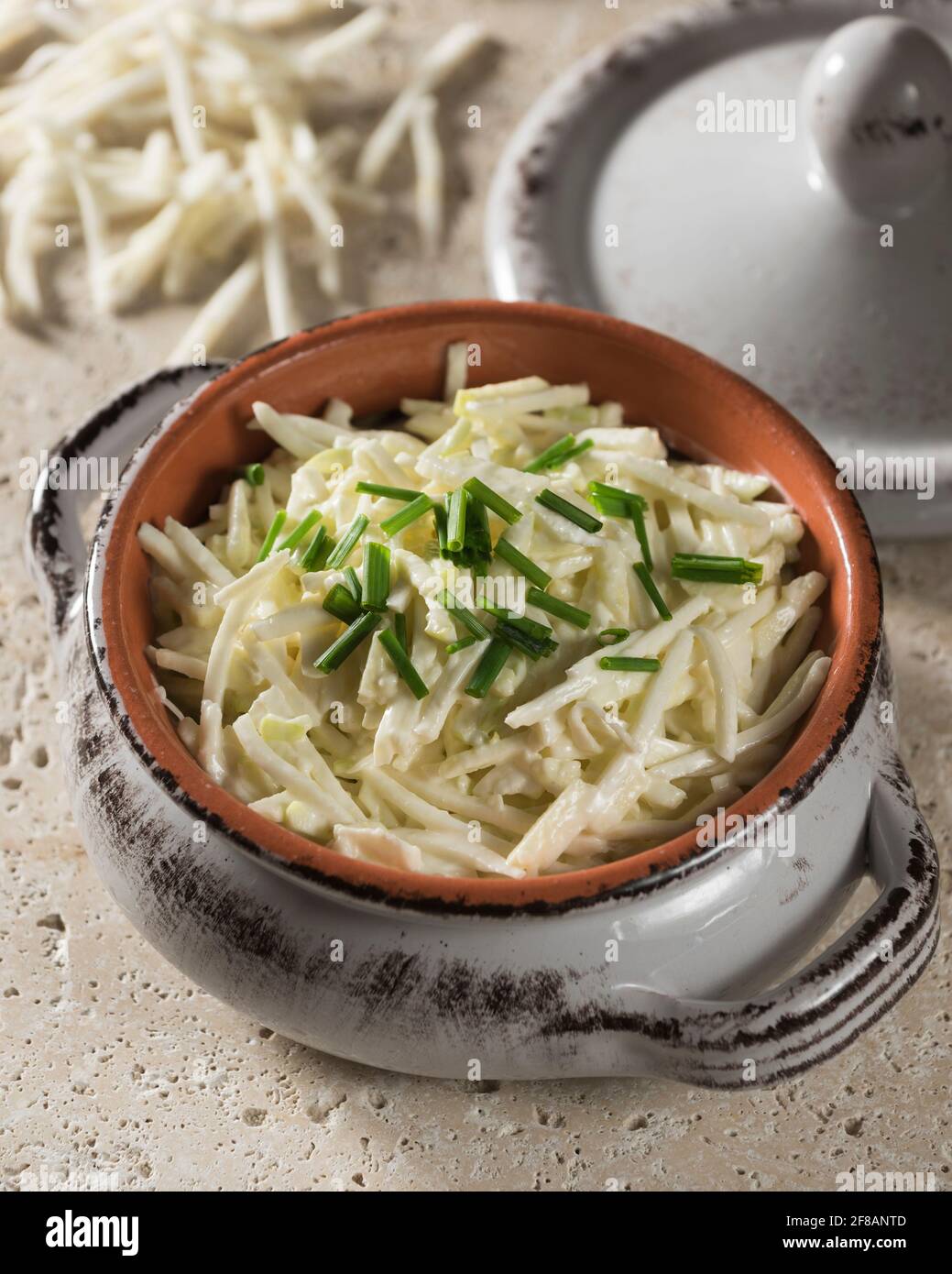 Rémoulade de céleri-rave. Salade de racines de céleri dans de la mayonnaise à la moutarde. Banque D'Images