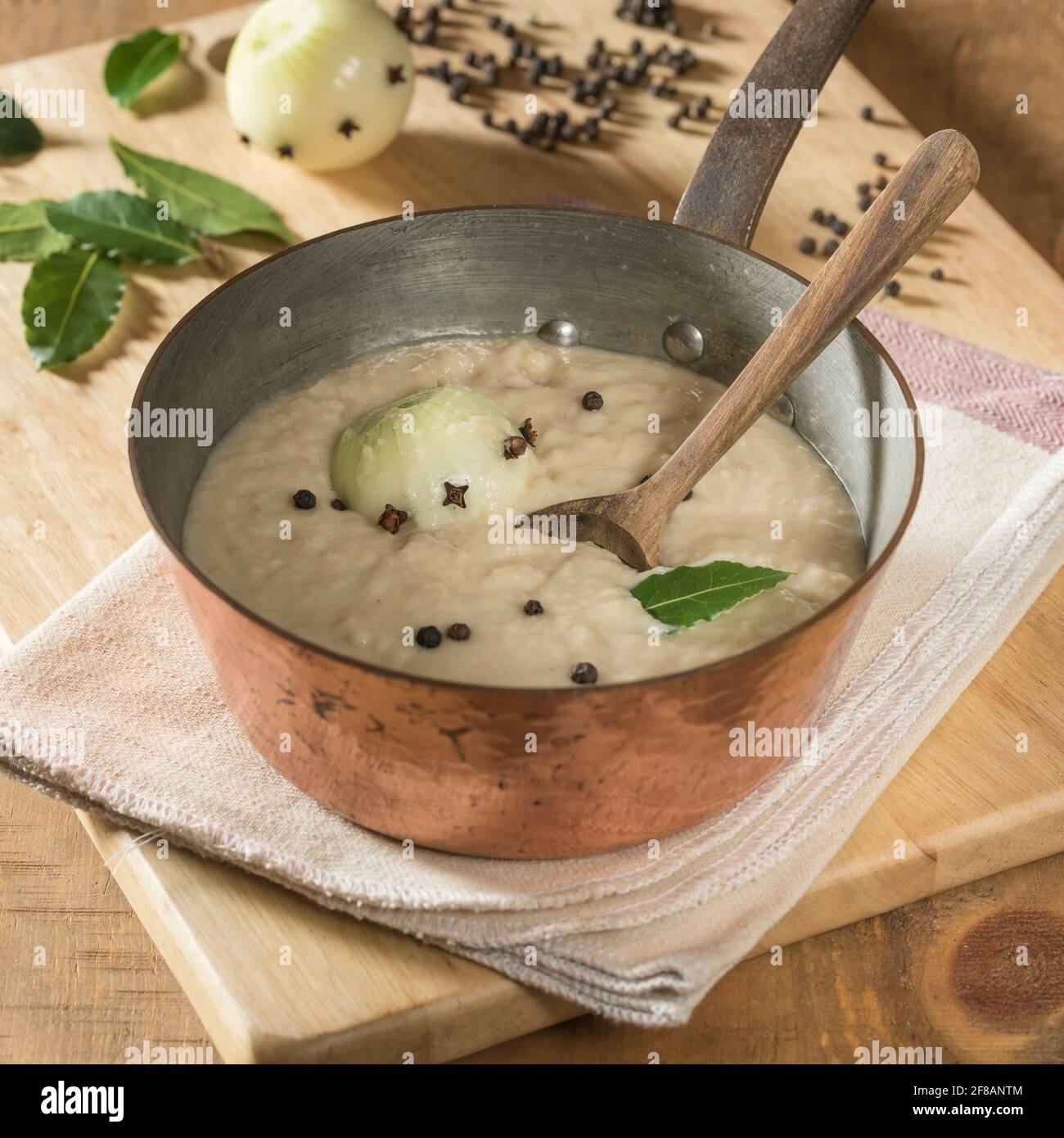 Sauce pain.accompagnement traditionnel au poulet, à la dinde et le gibier à plumes. Banque D'Images