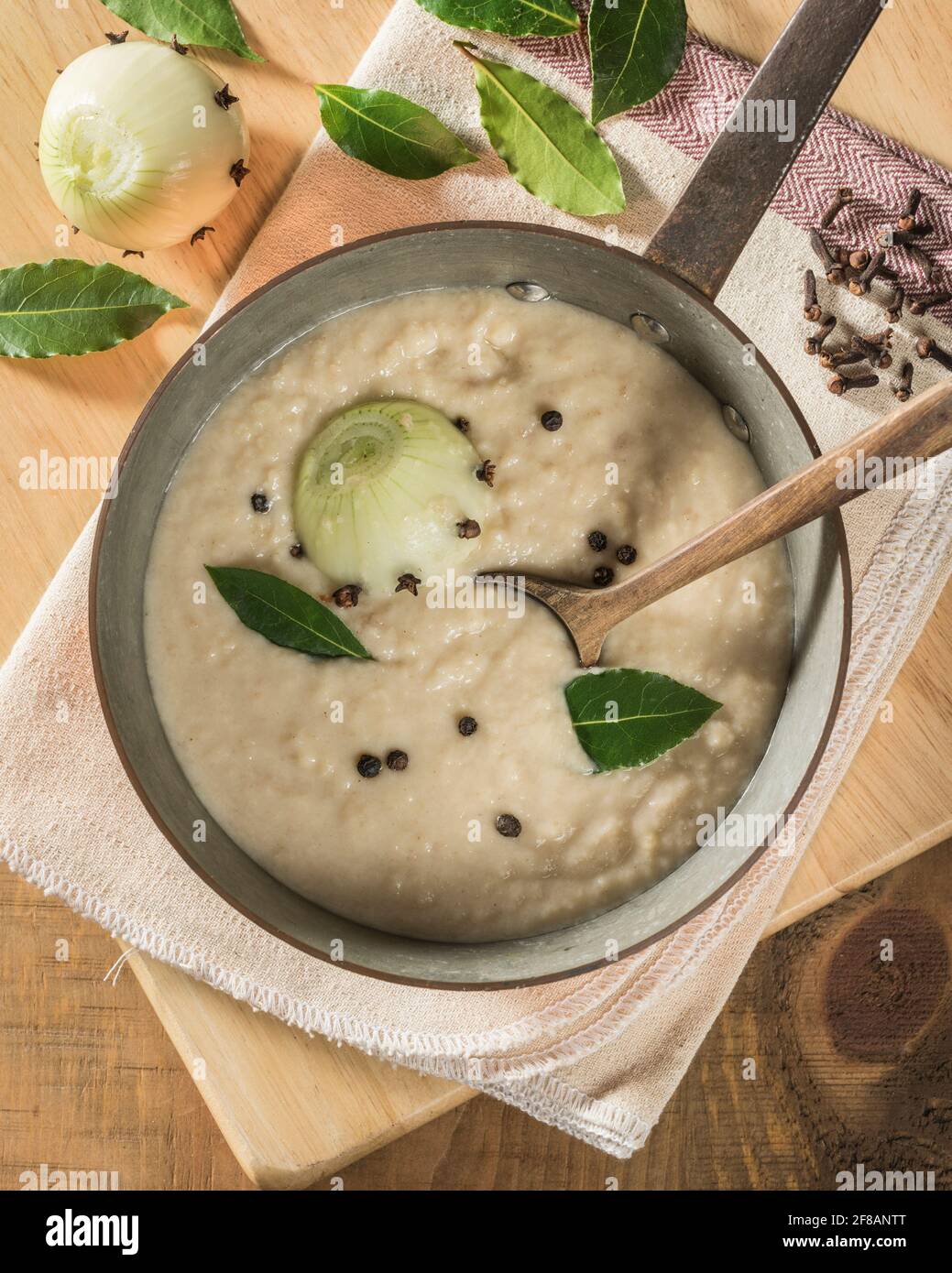 Sauce pain.accompagnement traditionnel au poulet, à la dinde et le gibier à plumes. Banque D'Images