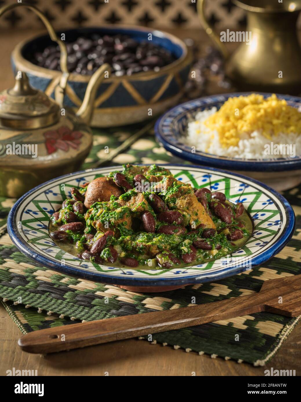 Khoresh ghormeh sabzi. Ragoût d'agneau et d'herbe iranien. Iran alimentation Banque D'Images