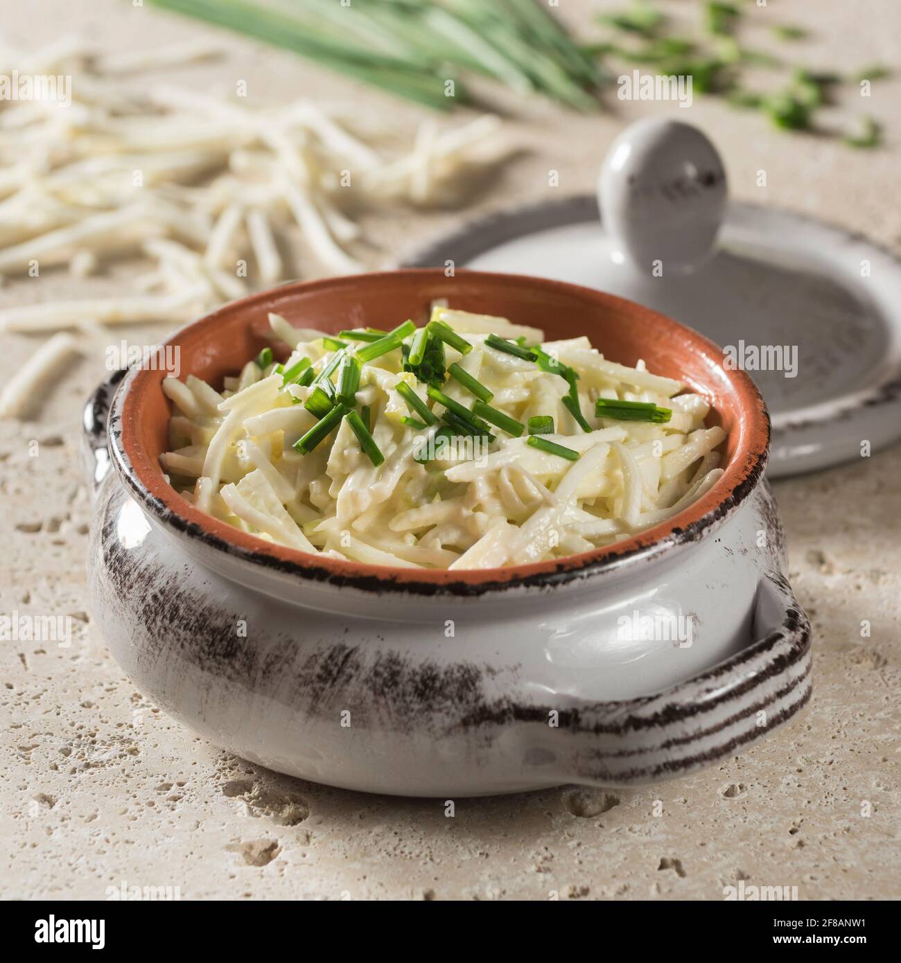 Rémoulade de céleri-rave. Salade de racines de céleri dans de la mayonnaise à la moutarde. Banque D'Images