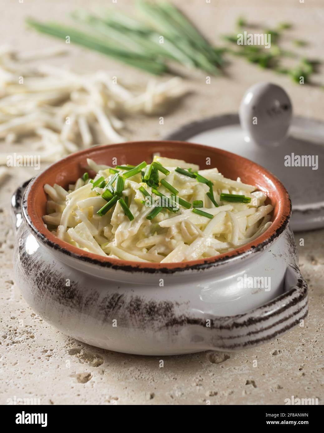 Rémoulade de céleri-rave. Salade de racines de céleri dans de la mayonnaise à la moutarde. Banque D'Images