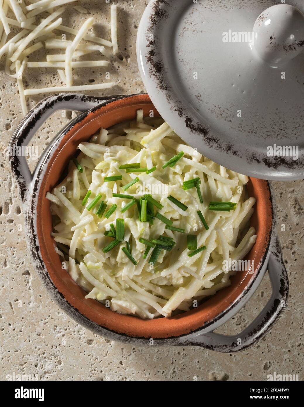 Rémoulade de céleri-rave. Salade de racines de céleri dans de la mayonnaise à la moutarde. Banque D'Images