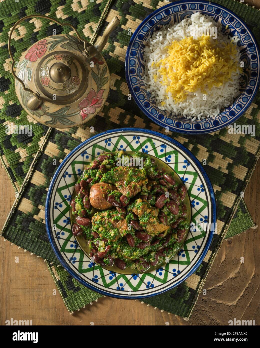Khoresh ghormeh sabzi. Ragoût d'agneau et d'herbe iranien. Iran alimentation Banque D'Images