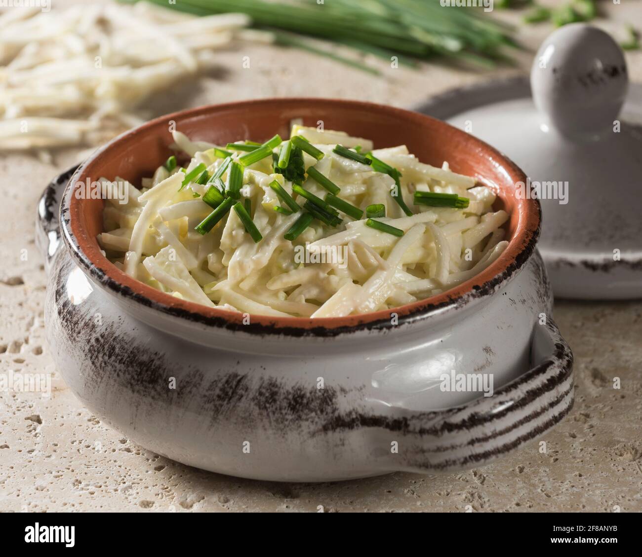 Rémoulade de céleri-rave. Salade de racines de céleri dans de la mayonnaise à la moutarde. Banque D'Images